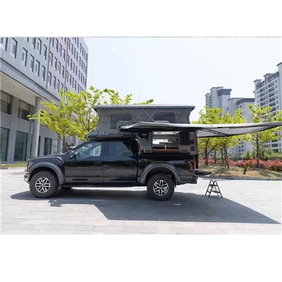 Kamp truk pickup meluncur di berkemah